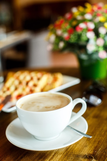 Waffles y café en la mesa de madera