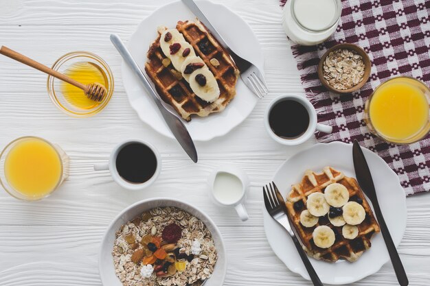 Waffles cerca de otros alimentos de desayuno