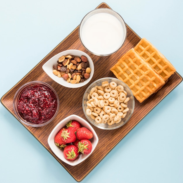 Foto gratuita waffles cereales y frutas