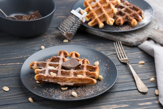 Foto gratuita waffles con chocolate en platos