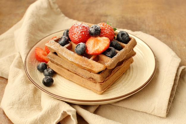 Foto gratuita waffles con frambuesa y arándano