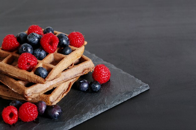 Waffles con frambuesa y arándano