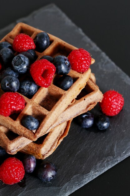 Waffles con frambuesa y arándano