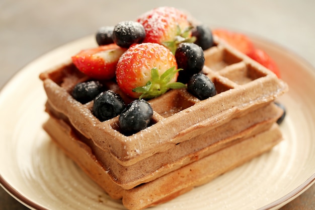 Waffles con fresas y arándanos