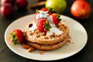 Foto gratuita waffles con fresas y yogurt