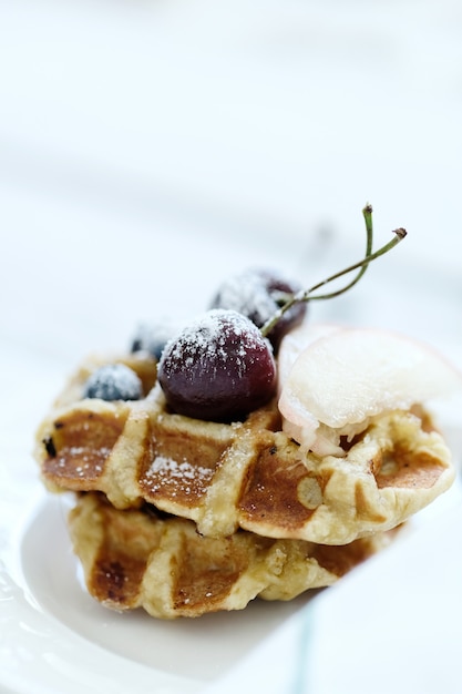 Foto gratuita waffles con fruta