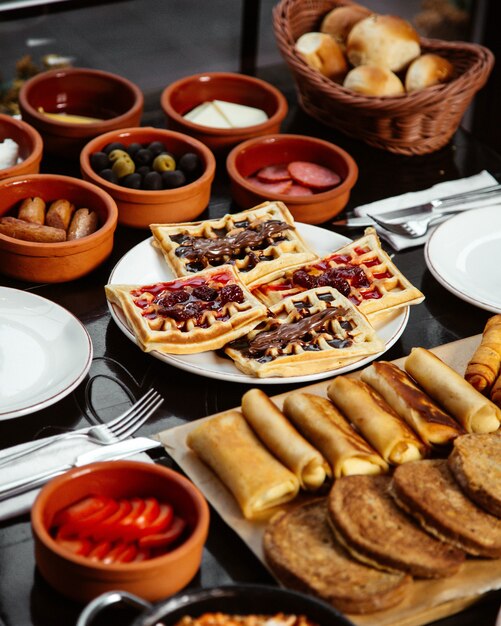 Waffles con mermelada y panqueques