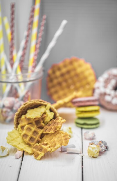 Waffles en una mesa de madera