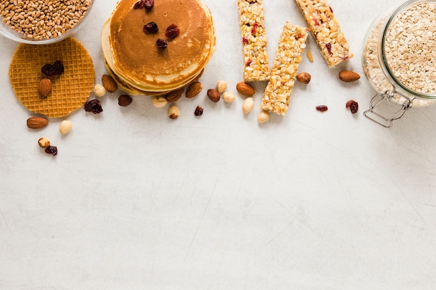 Waffles panqueques y barras de proteínas con espacio de copia