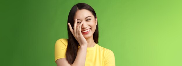 Waistup sincero feliz alegre tierno femenino asiático mujer morena riendo despreocupado sonriendo disfrutar