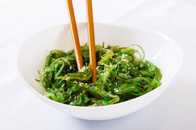 Wakame chuka o ensalada de algas con semillas de sésamo en un tazón