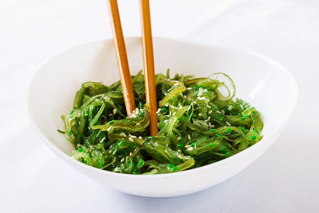 Wakame Chuka o ensalada de algas con semillas de sésamo en un tazón