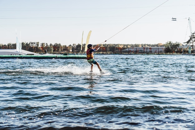 wakeboard wakeboard saltando al atardecer