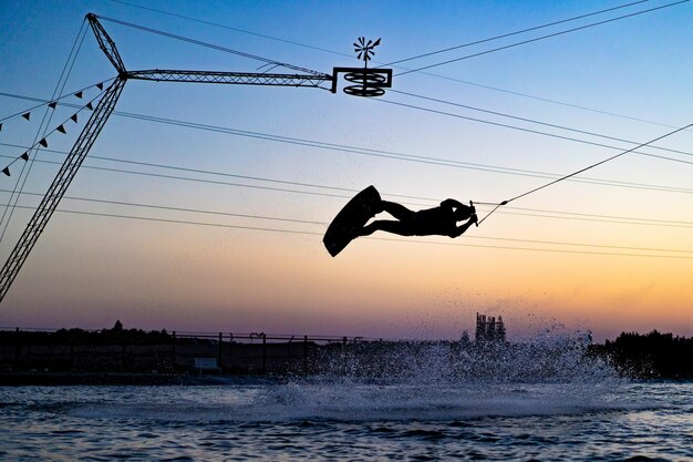 wakeboard wakeboard saltando al atardecer