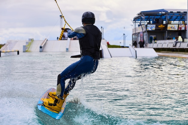 Wakeboarder con un comienzo de cuerpo fuerte en wake park