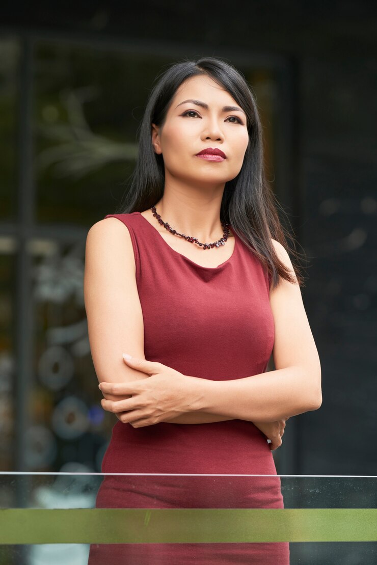Photo Gratis wanita berdiri di luar ruangan