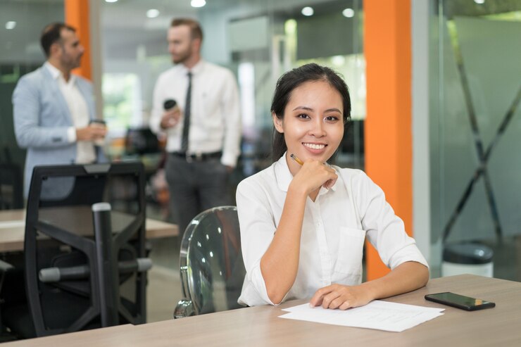 Photo Gratis wanita bisnis asia cantik tersenyum melihat ke kamera