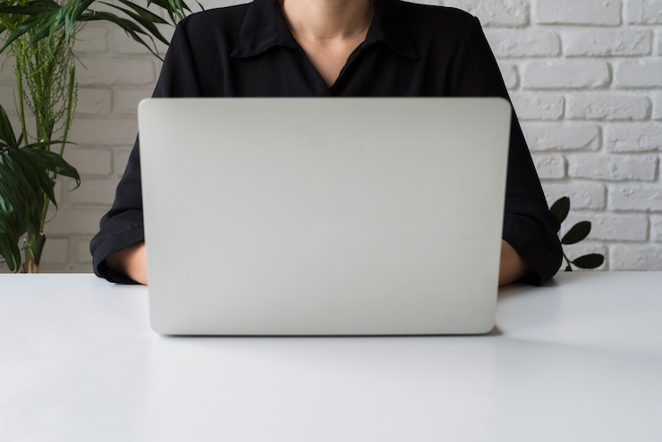 Photo Gratis wanita bisnis bekerja di laptop