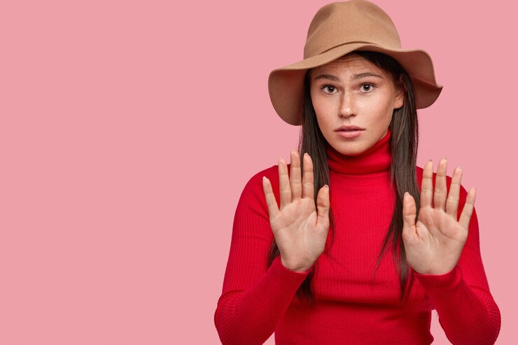 Photo Gratis wanita cantik berjerawat dengan penampilan khusus membuat gestur berhenti, mengulurkan tangan di atas dada, menunjukkan telapak tangan