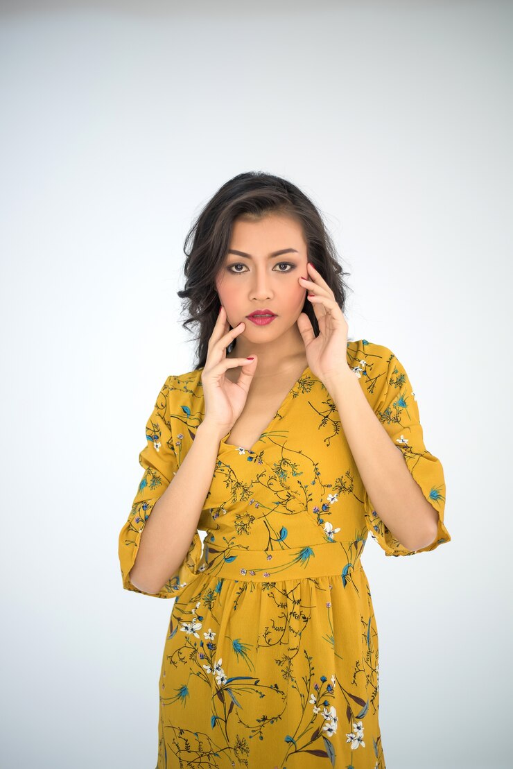 Photo Gratis wanita muda cantik dengan kulit segar dan bersih menyentuh wajahnya sendiri