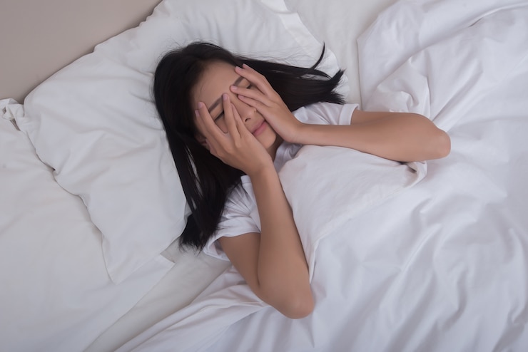 Photo Gratis wanita muda cantik menutupi matanya
