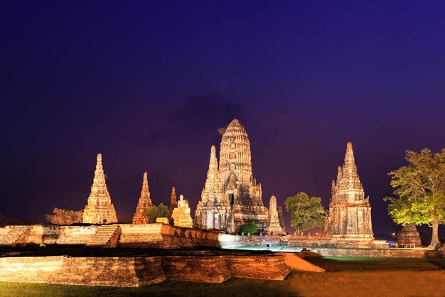 Wat Chaiwatthanaram en el crepúsculo Ayutthaya Tailandia