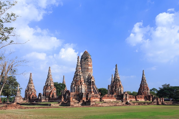 Foto gratuita wat chaiwatthanaram un templo antiguo famoso en ayutthaya tailandia