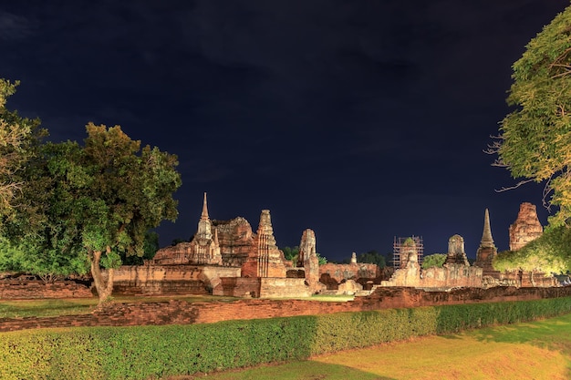 Foto gratuita wat maha ese templo de noche con luz en ayutthaya