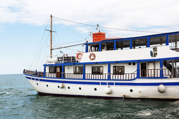 Water-bus lleno de turistas dejando el costo en Salónica, Grecia