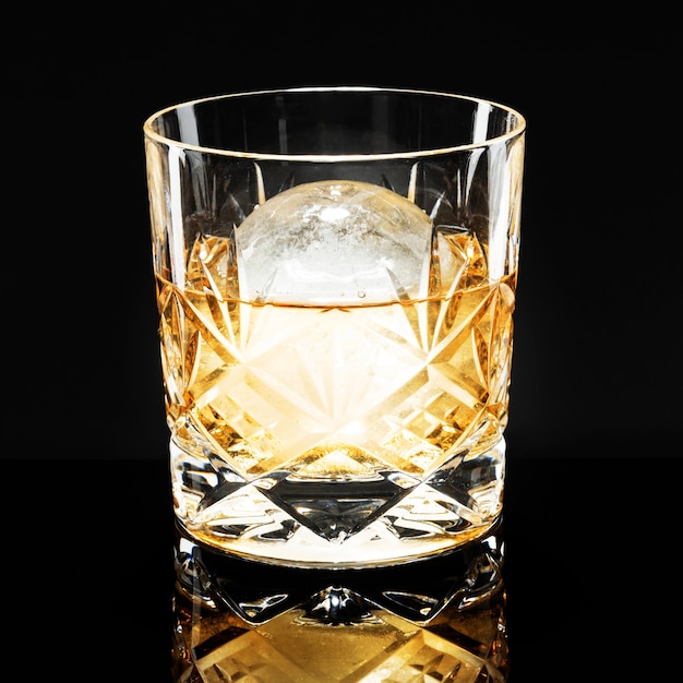 Foto gratuita whisky con cóctel de fantasía de hielo de esfera