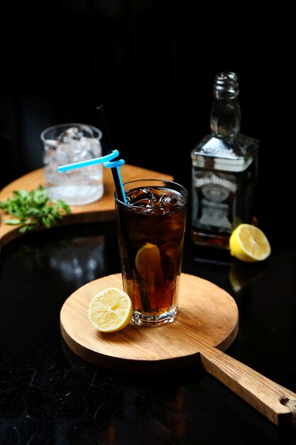 Whisky con cola sobre tabla de madera