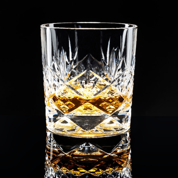 Whisky escocés dorado sobre fondo negro