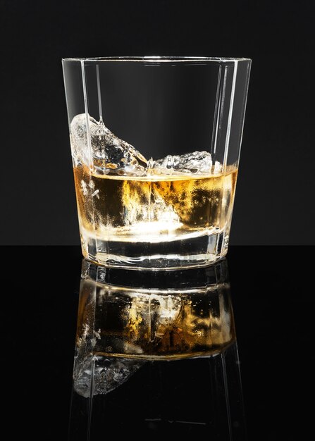 Whisky escocés dorado sobre fondo negro