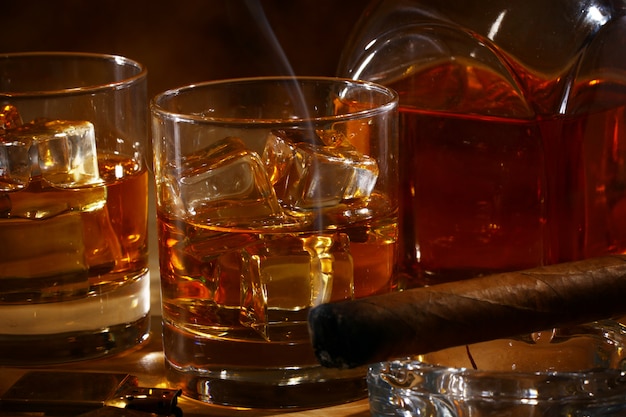 Foto gratuita whisky frío y cigarro