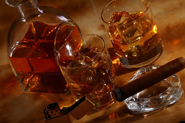 Foto gratuita whisky frío y cigarro