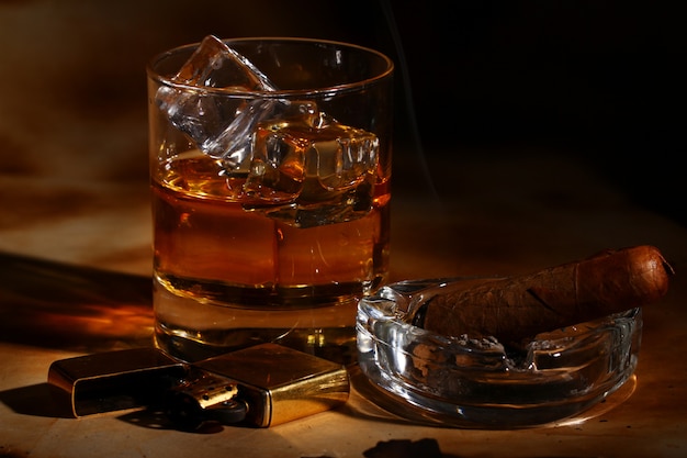 Whisky frío y cigarro