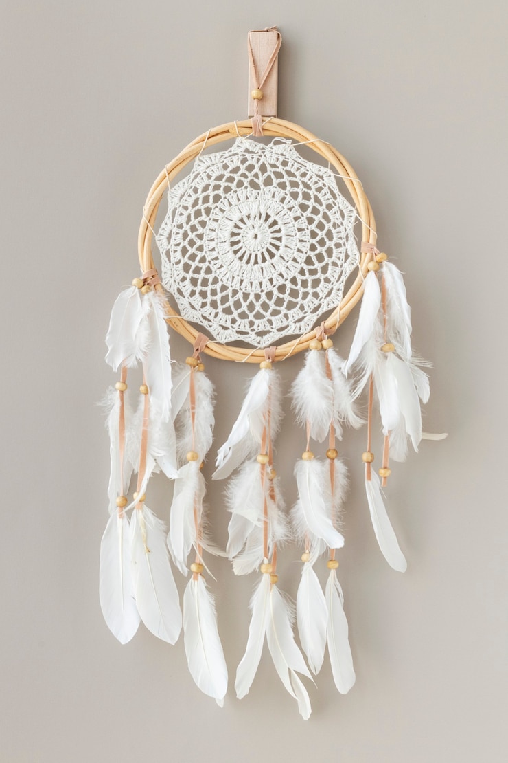 Photo Gratis white dream catcher hanging on a off white wall