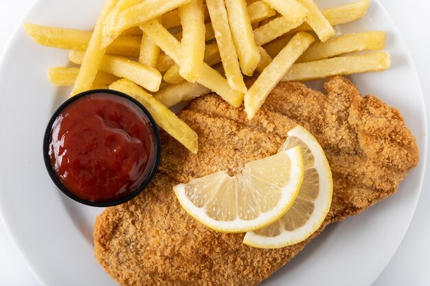 Wiener schnitzel con patatas fritas aislado sobre fondo blanco.