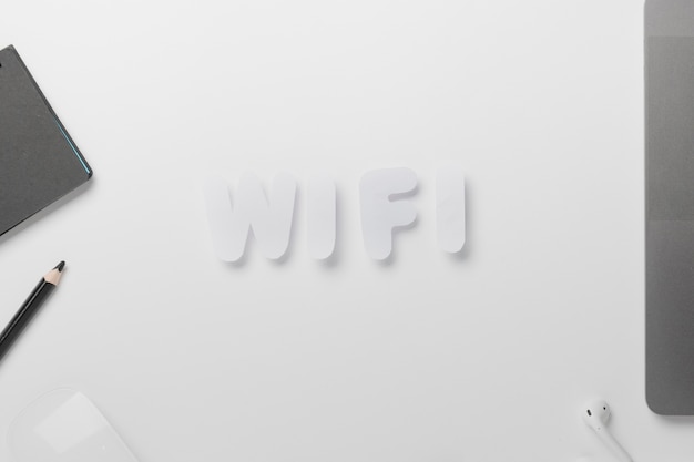 Wifi explicado en el escritorio con crayón