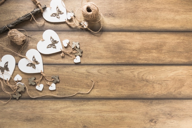 Windchimes del corazón en tablón de madera con el carrete