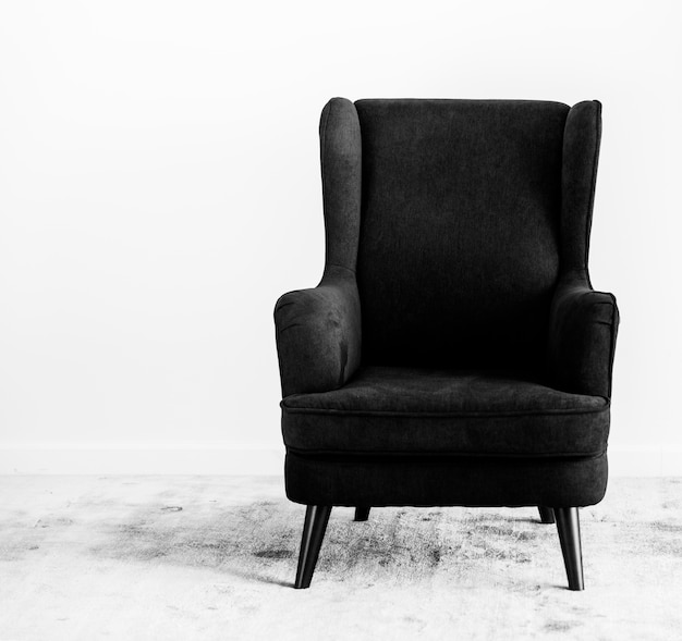 Wing back chair en una alfombra no people