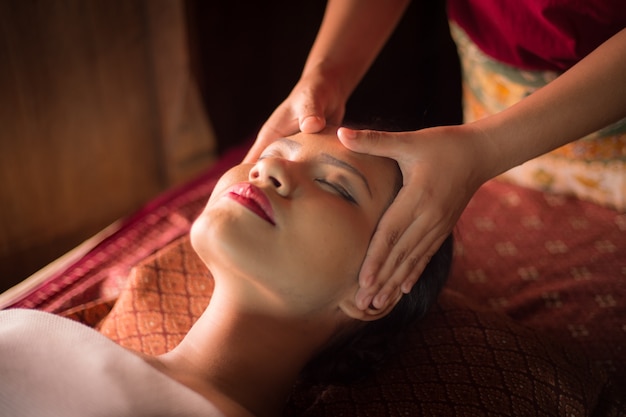 Foto gratuita woman getting a massage on her facemujer recibiendo un masaje en la cara