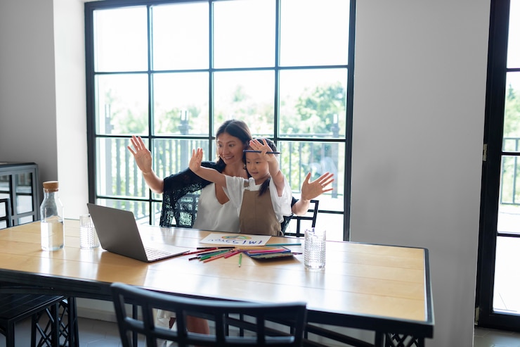 Photo Gratis woman having a video call with her husband next to their daughter