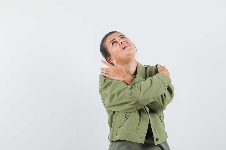 Photo Gratis woman holding hands on shoulders in jacket, t-shirt and looking dreamy