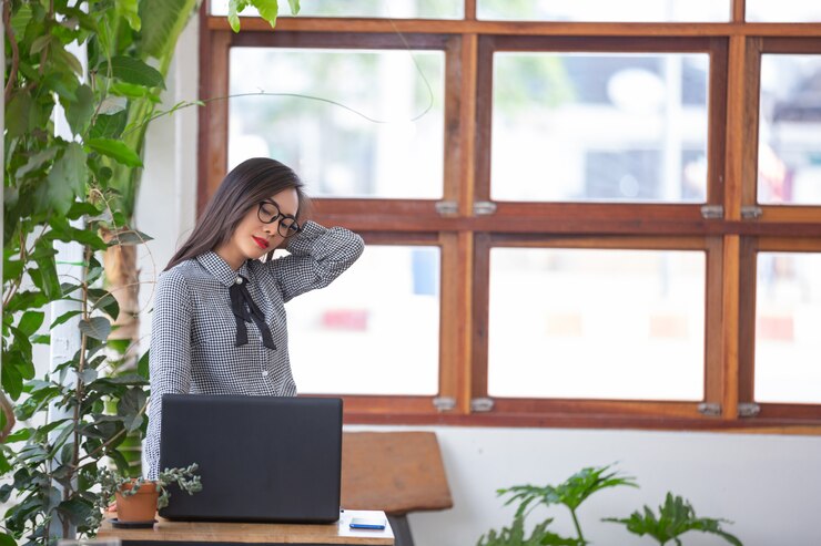 Photo Gratis woman is suffering from fatigue from work.