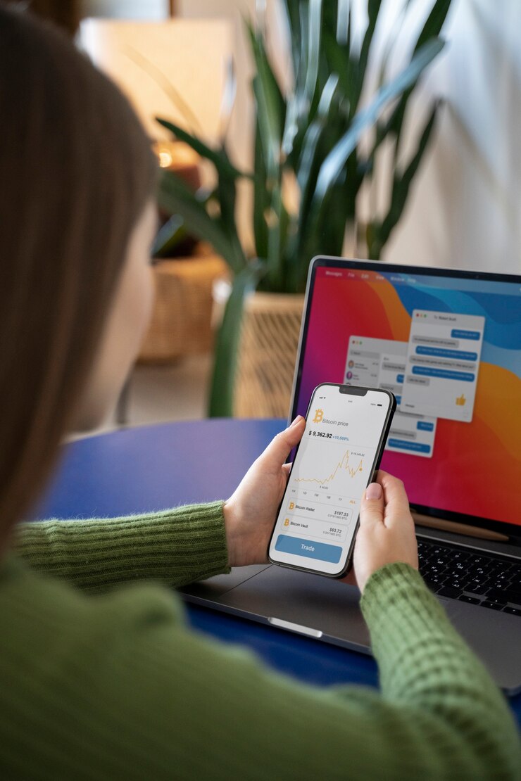 Photo Gratis woman searching for crypto coins using her smartphone while being at home