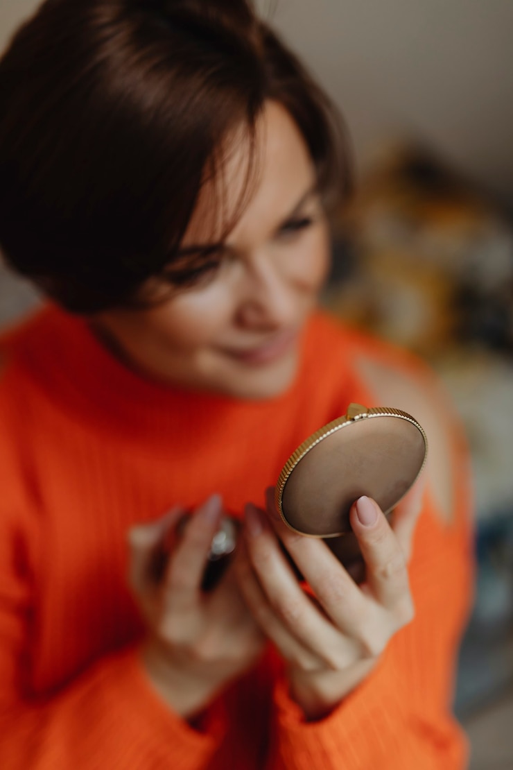 Photo Gratis woman spraying perfume before heading out