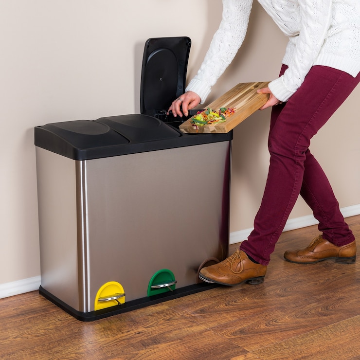 Photo Gratis woman throwing the wasted food into the steel bin