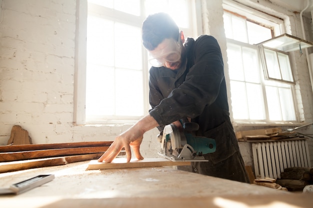 Woodworker trabaja en la producción de madera local