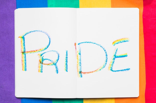 Foto gratuita word pride en letras coloridas